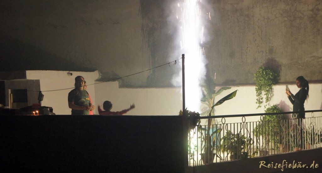 indien delhi diwali lichterfest feuerwerk dach